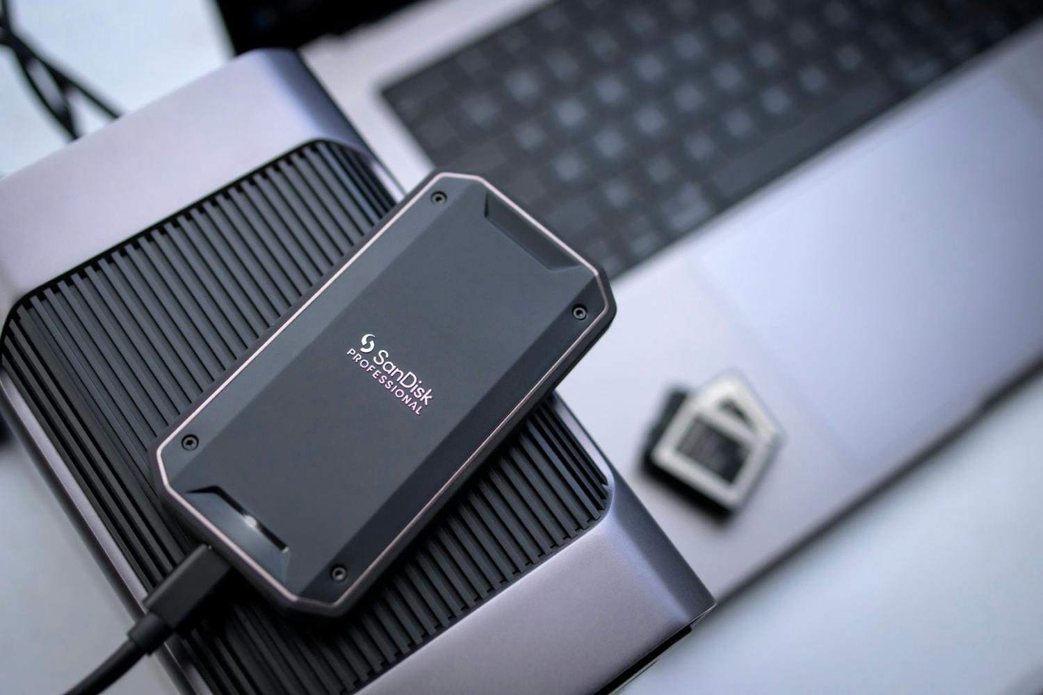 SanDisk Professional PRO-G40 SSD -levy, jonka kirjoitusnopeus on 3000 megatavua sekunnissa. SanDisk Professional PRO-G40 SSD -levy, jonka kirjoitusnopeus on 3000 megatavua sekunnissa.